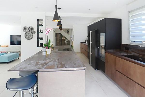 Volumes, lumière et emplacement idéal pour cette maison familiale sur 1000 M² de terrain, à deux pas des Bords de Marne