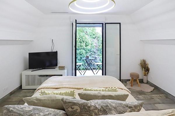 Volumes, lumière et emplacement idéal pour cette maison familiale sur 1000 M² de terrain, à deux pas des Bords de Marne