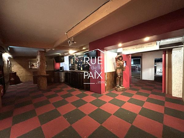 79200 PARTHENAY À VENDRE - Ensemble Immobilier Discothèque - 1 000 m² Climatisé - Licence IV