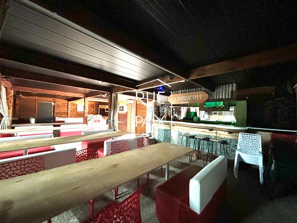 79200 PARTHENAY À VENDRE - Ensemble Immobilier Discothèque - 1 000 m² Climatisé - Licence IV
