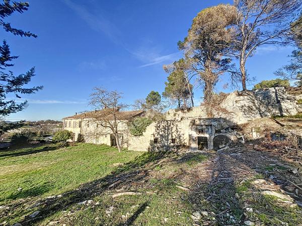 Ensemble Immobilier de 750 m² Saint Etienne du Grès