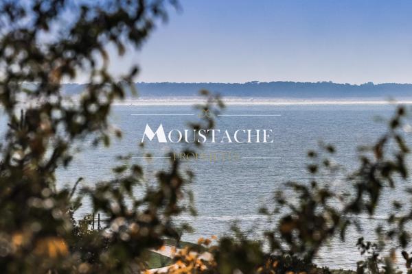 VILLA D'EXCEPTION VUE MER - A DEUX PAS DE LA PLAGE -