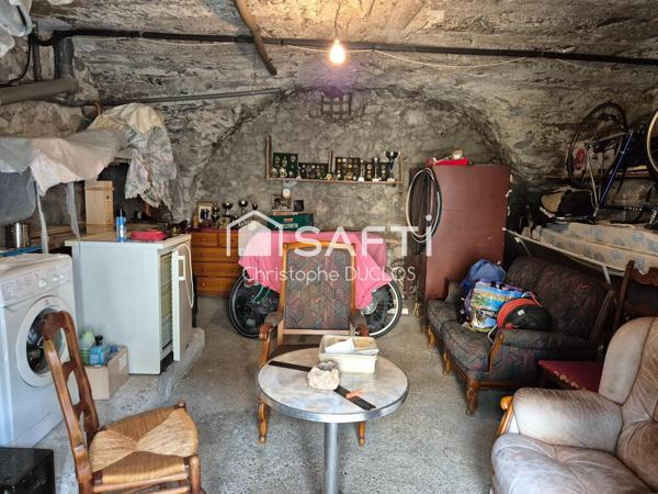 Maison de village avec caves.