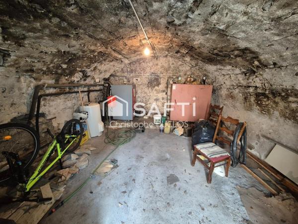 Maison de village avec caves.