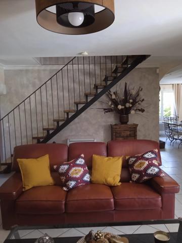 SUPERBE VILLA T5 PROCHE VILLAGE AVEC PISCINE