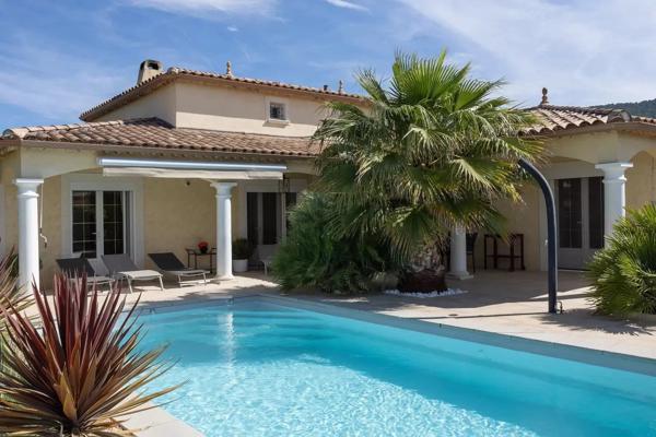 SUPERBE VILLA T5 PROCHE VILLAGE AVEC PISCINE