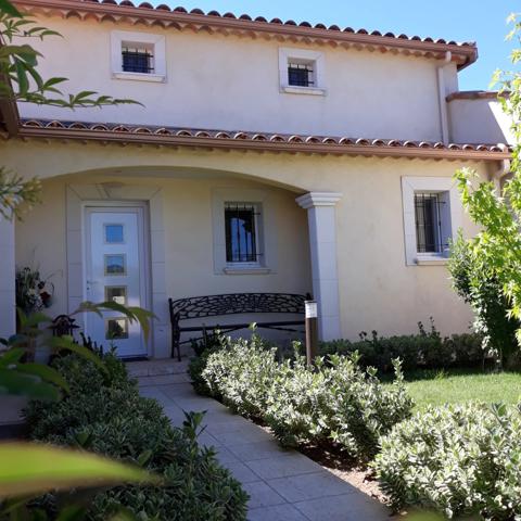 SUPERBE VILLA T5 PROCHE VILLAGE AVEC PISCINE