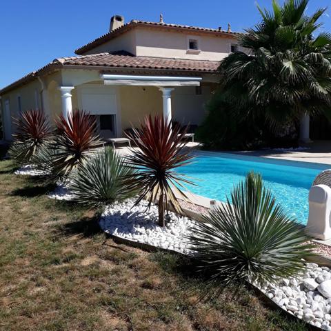 SUPERBE VILLA T5 PROCHE VILLAGE AVEC PISCINE