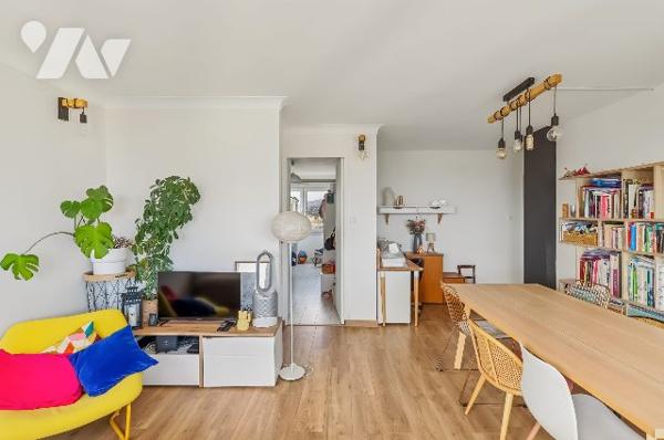 Dernier étage, traversant, lumineux