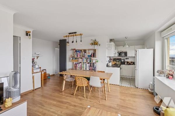 Dernier étage, traversant, lumineux