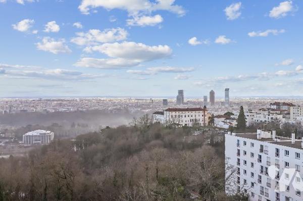 Dernier étage, traversant, lumineux