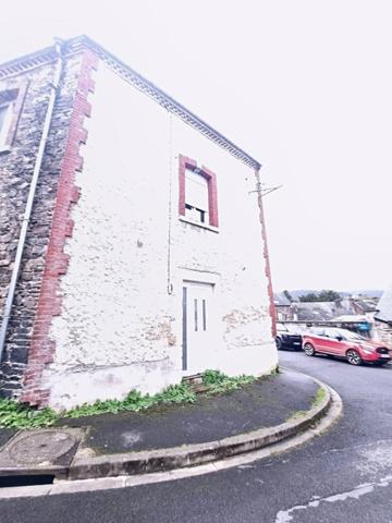 Situé à Revin, cet immeuble  en pierre locale avec toiture en ardoise