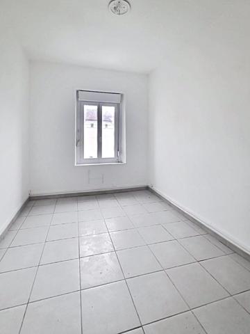 Situé à Revin, cet immeuble  en pierre locale avec toiture en ardoise