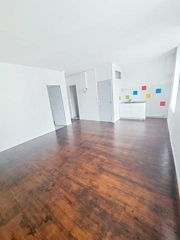 Situé à Revin, cet immeuble  en pierre locale avec toiture en ardoise