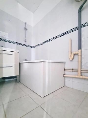 Situé à Revin, cet immeuble  en pierre locale avec toiture en ardoise