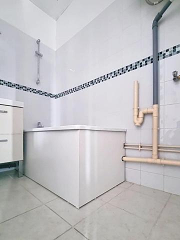 Situé à Revin, cet immeuble  en pierre locale avec toiture en ardoise