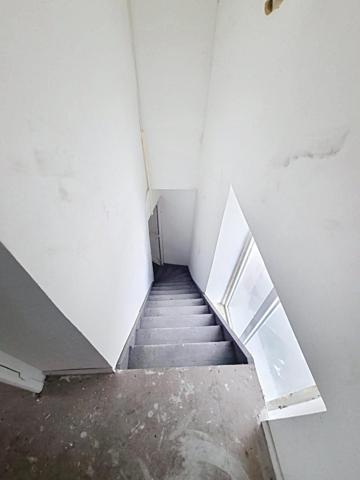 Situé à Revin, cet immeuble  en pierre locale avec toiture en ardoise