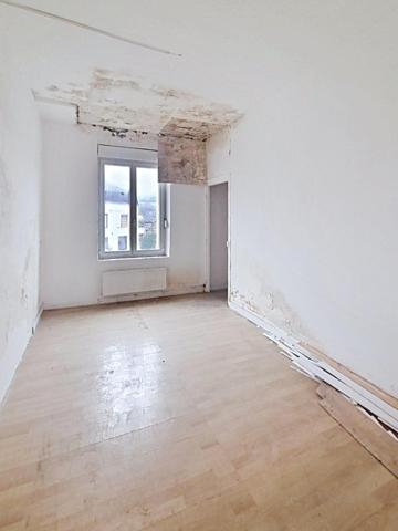 Situé à Revin, cet immeuble  en pierre locale avec toiture en ardoise