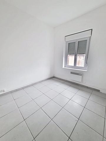 Situé à Revin, cet immeuble  en pierre locale avec toiture en ardoise