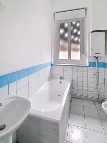 Situé à Revin, cet immeuble  en pierre locale avec toiture en ardoise