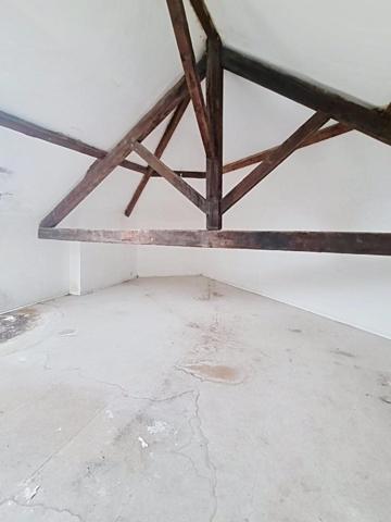 Situé à Revin, cet immeuble  en pierre locale avec toiture en ardoise