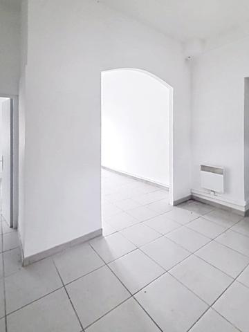 Situé à Revin, cet immeuble  en pierre locale avec toiture en ardoise