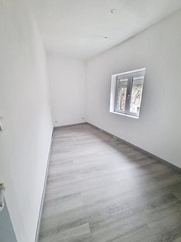 Situé à Revin, cet immeuble  en pierre locale avec toiture en ardoise