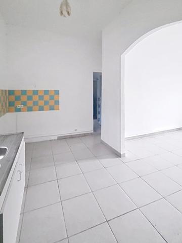 Situé à Revin, cet immeuble  en pierre locale avec toiture en ardoise