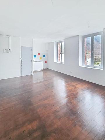 Situé à Revin, cet immeuble  en pierre locale avec toiture en ardoise