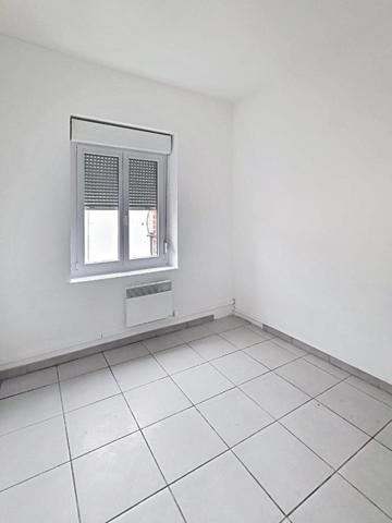 Situé à Revin, cet immeuble  en pierre locale avec toiture en ardoise