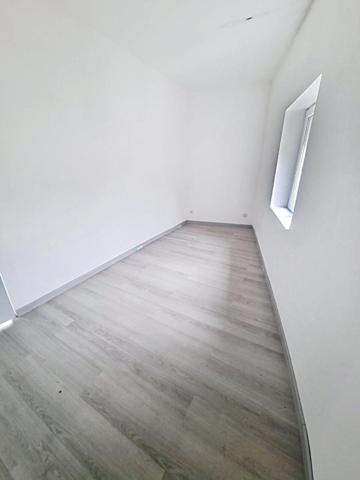 Situé à Revin, cet immeuble  en pierre locale avec toiture en ardoise