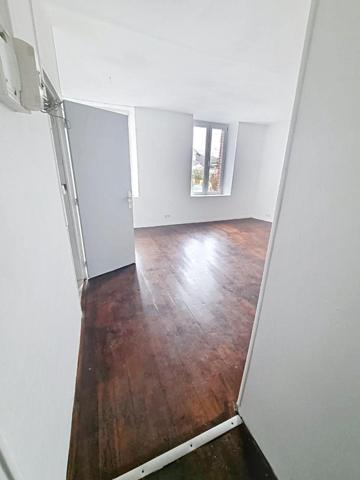 Situé à Revin, cet immeuble  en pierre locale avec toiture en ardoise