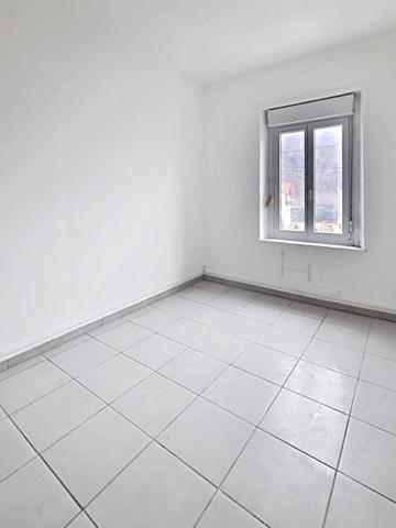 Situé à Revin, cet immeuble  en pierre locale avec toiture en ardoise