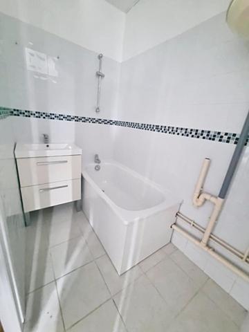 Situé à Revin, cet immeuble  en pierre locale avec toiture en ardoise