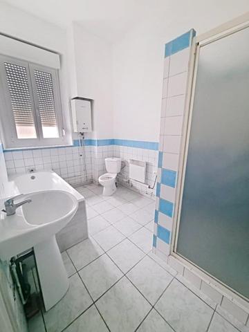 Situé à Revin, cet immeuble  en pierre locale avec toiture en ardoise