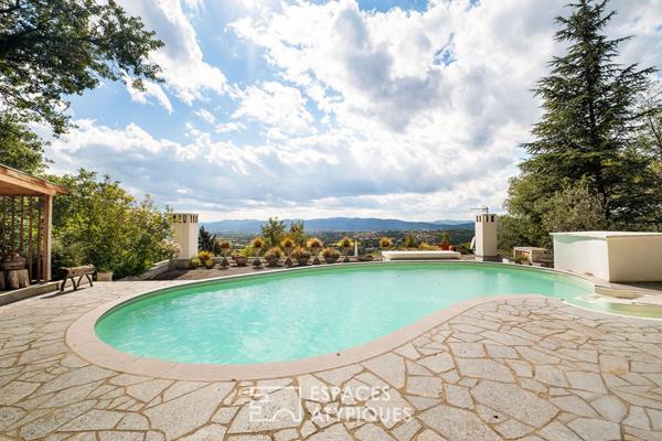Maison brutaliste avec piscine et vue incroyable