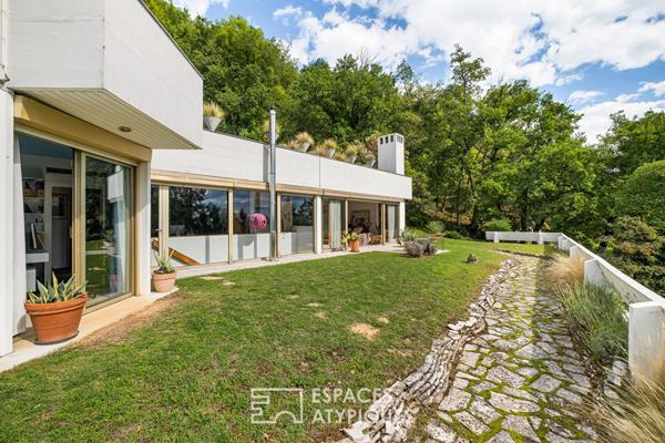 Maison brutaliste avec piscine et vue incroyable