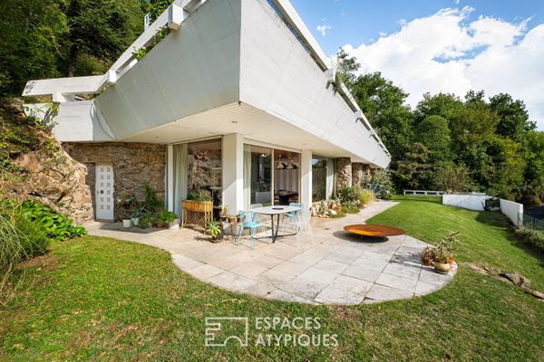 Maison brutaliste avec piscine et vue incroyable