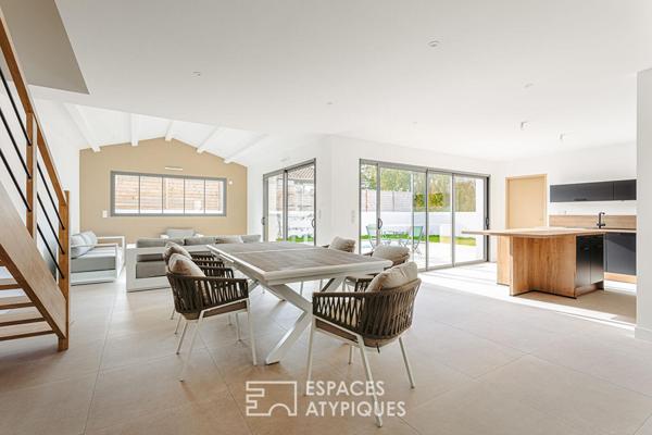 Contemporaine de bourg en bord de mer