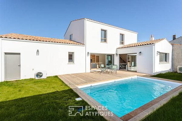 Contemporaine de bourg en bord de mer