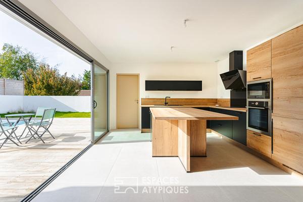 Contemporaine de bourg en bord de mer