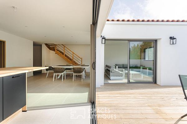 Contemporaine de bourg en bord de mer