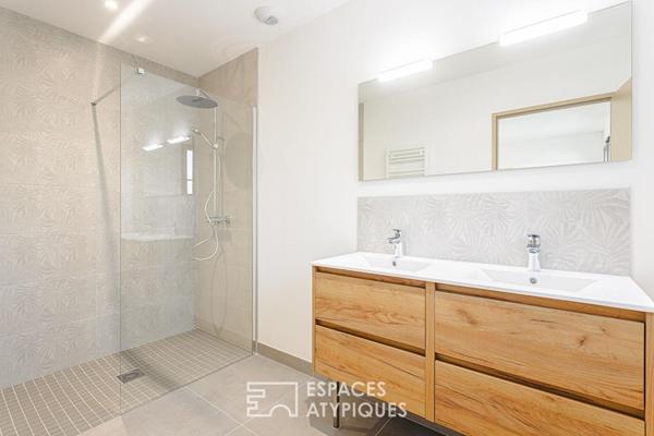 Contemporaine de bourg en bord de mer