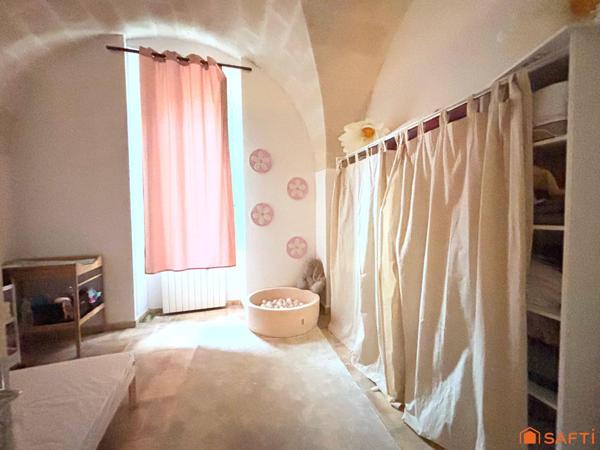 IMMEUBLE LOCATIF: APPARTEMENTS ET GARAGES!