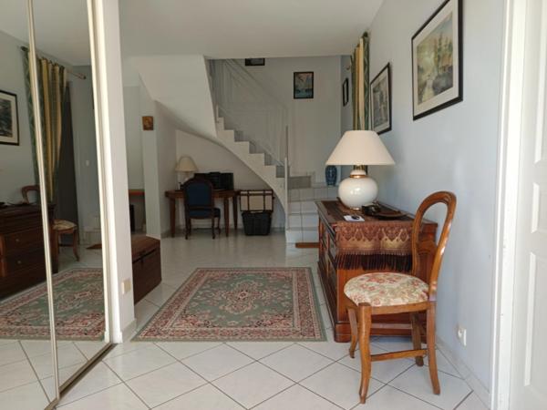 CONTEMPORAINE DE 4 CHAMBRES , QUARTIER RECHERCHE.