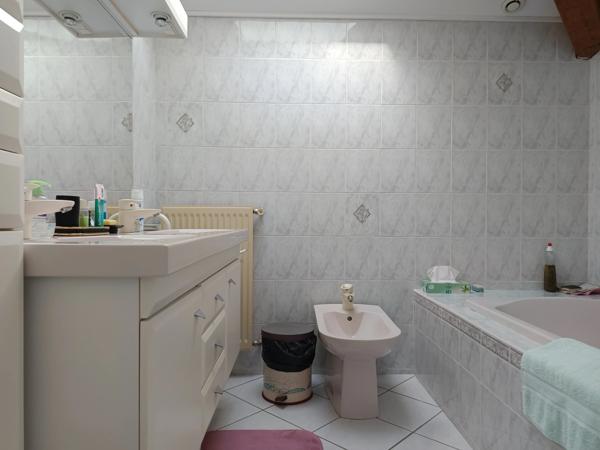 CONTEMPORAINE DE 5 CHAMBRES , QUARTIER RECHERCHE.