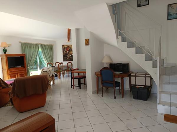 CONTEMPORAINE DE 4 CHAMBRES , QUARTIER RECHERCHE.