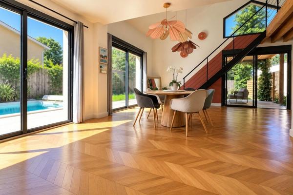 PESSAC ALOUETTE – Maison de plain-pied 200 m², jardin 900 m² piscine, en lisière de forêt