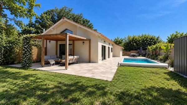 PESSAC ALOUETTE – Maison de plain-pied 200 m², jardin 900 m² piscine, en lisière de forêt