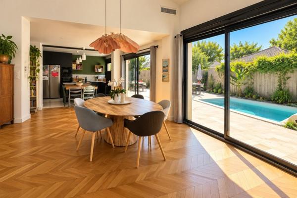 PESSAC ALOUETTE – Maison de plain-pied 200 m², jardin 900 m² piscine, en lisière de forêt